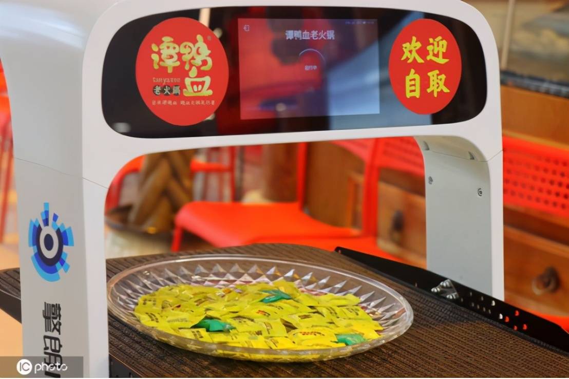 
擎朗送餐机械人亮相湖北宜昌万达广场餐厅 会传菜还能打招呼“星空体育APP”(图5)
